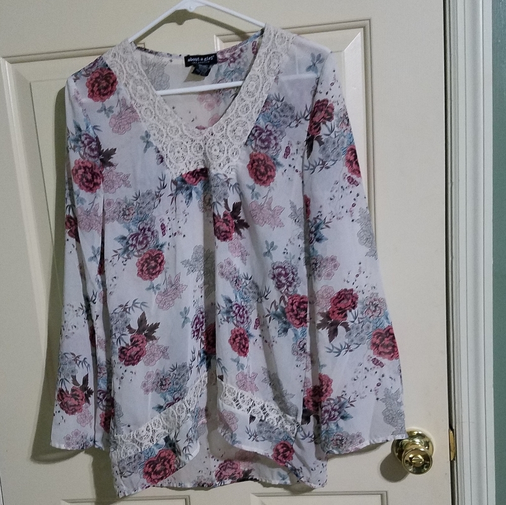 About a Girl Floral Blouse (A6) - Picture 1 of 6